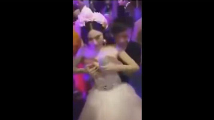 Insoacutelito- Novia se deja manosear por los invitados en plena boda