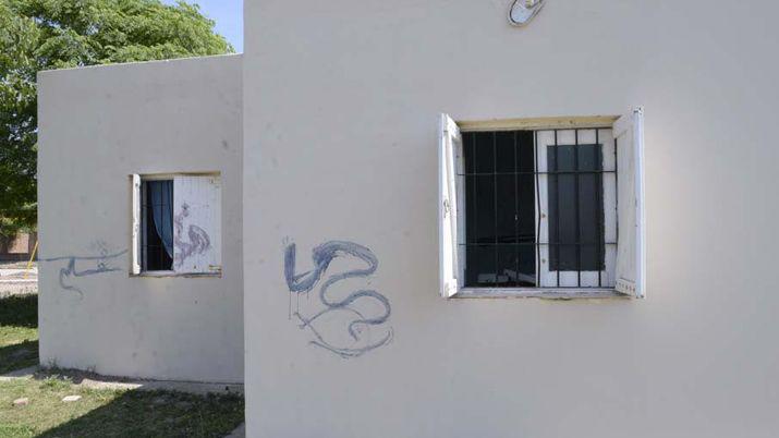 Vaacutendalos destrozaron el Centro Meacutedico del barrio 25 de Mayo