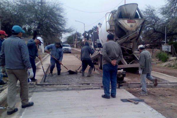 El programa de pavimentacioacuten llega a tres barrios de Clodomira