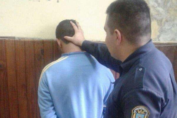 Fue a la policiacutea a preguntar por queacute lo buscaban y quedoacute tras las rejas