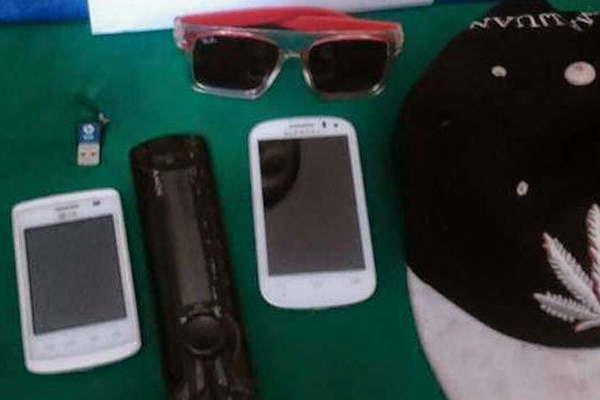 Abrioacute la puerta de un automoacutevil estacionado y roboacute varios bienes 