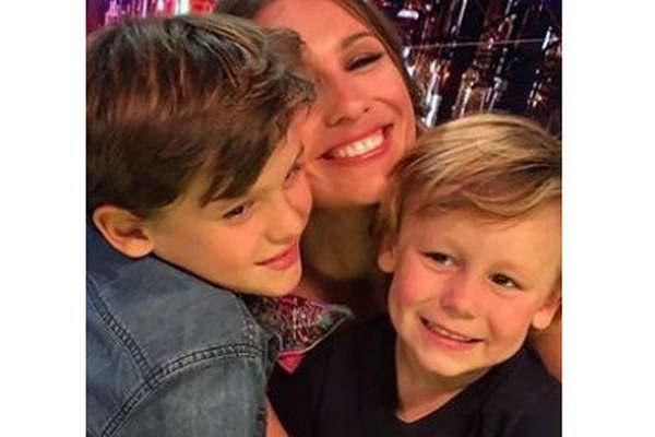 Pampita Ardohain llevoacute a dos de sus hijos al Bailando  