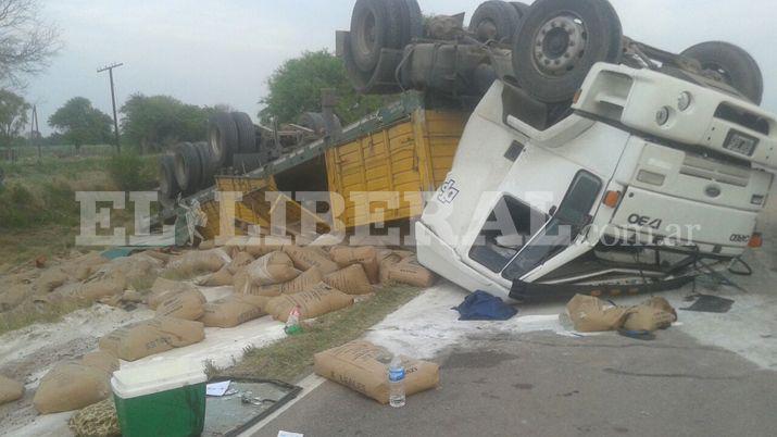 Dos maestras heridas por el choque y vuelco de dos camiones