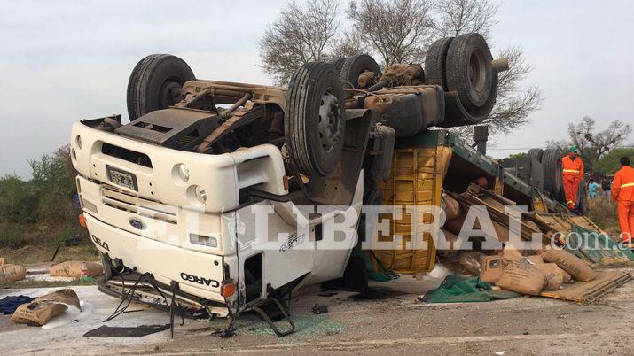Dos maestras heridas por el choque y vuelco de dos camiones