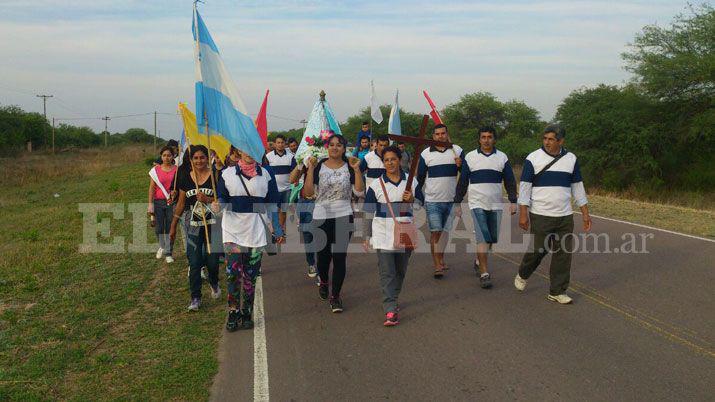 Peregrinos marchan rumbo a las fiestas patronales de Villa Riacuteo Hondo