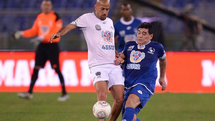 Maradona discutioacute con la Brujita Veroacuten en un partido por la paz