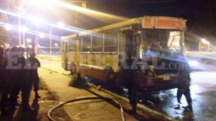 Un colectivo se prendioacute fuego sobre calle Rivadavia