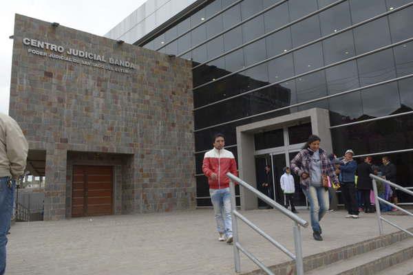 Prisioacuten preventiva para el adolescente que abusoacute de su hermana de 9 antildeos 