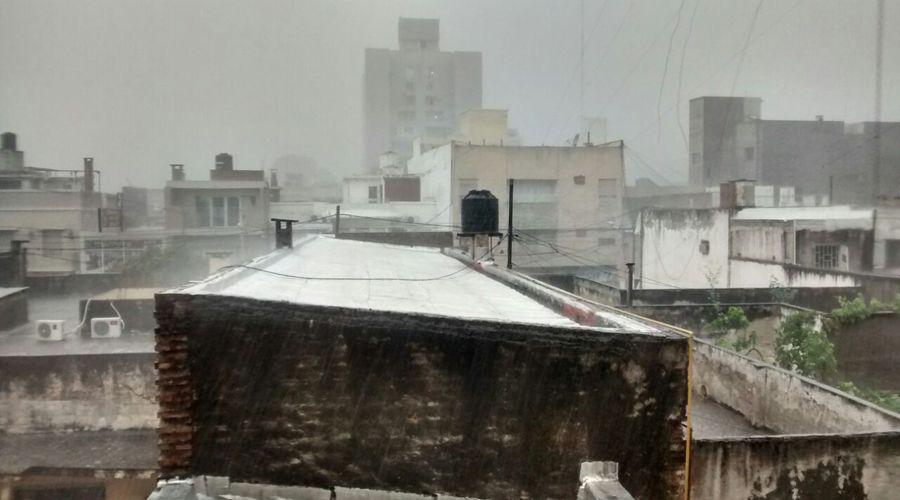 Fuerte tormenta con viento y caiacuteda de granizo en Santiago
