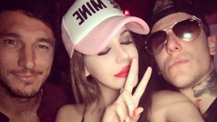 Pico Moacutenaco de fiesta junto a Charlotte Caniggia