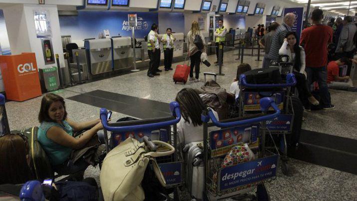 Por el conflicto de aeroportuarios hubo reprogramacioacuten de vuelos a Santiago