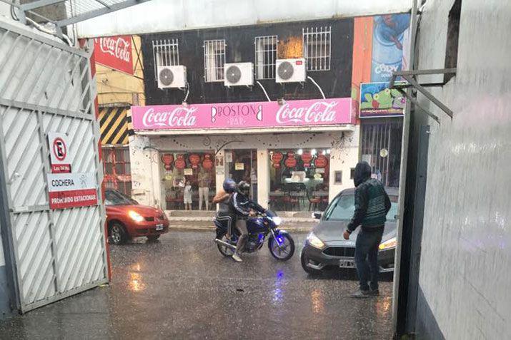 Playero dejoacute pasar a automovilistas para salvarlos de las piedras