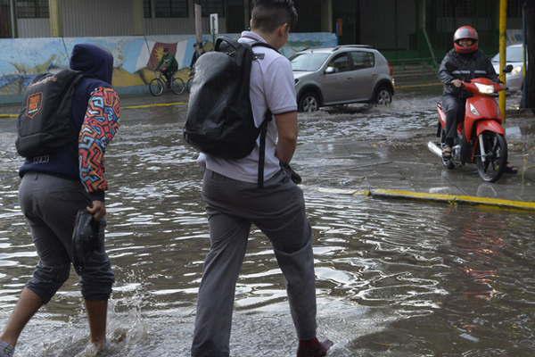 La tormenta y caiacuteda de granizo provocaron serios dantildeos en todo el territorio provincial