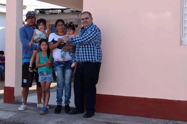 Entregan moacutedulos habitacionales a familias de Capital y La Banda 