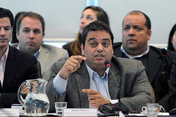 Jorge Triaca explicoacute coacutemo se aplicaraacuten el bono por AUH y la exencioacuten de Ganancias