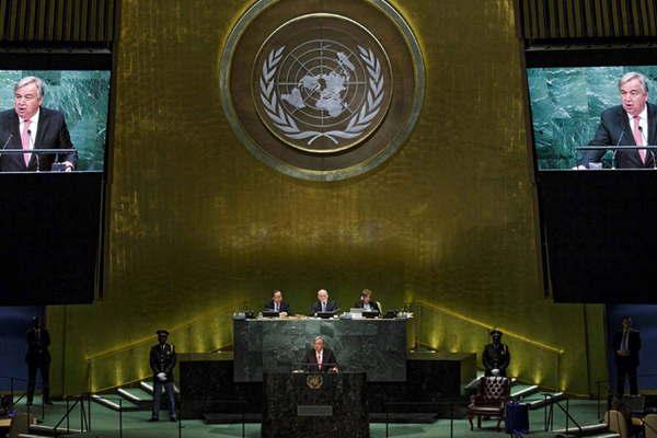Guterres elegido para presidir la ONU convocoacute a unirse por la paz 