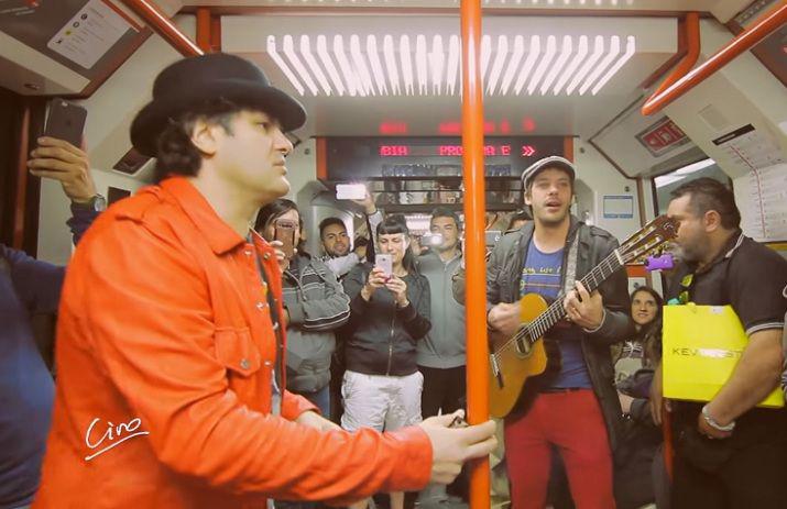 Ciro y Los Persas sorprenden a los pasajeros del subte con un mini recital