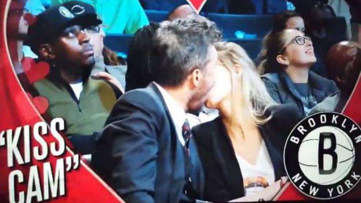Tinelli a los besos con Guillermina en un partido de NBA