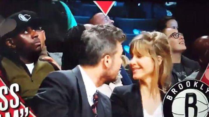 Tinelli a los besos con Guillermina en un partido de NBA