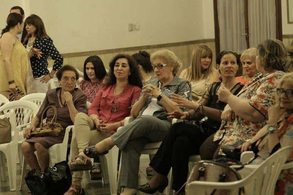 Emocioacuten a flor de piel  en el tributo a las mamaacutes inmigrantes sirias
