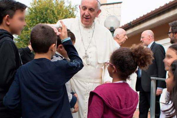 El Papa visitoacute a nintildeos con problemas familiares y sociales