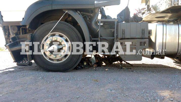 Un motociclista murioacute al chocar contra un camioacuten en Friacuteas