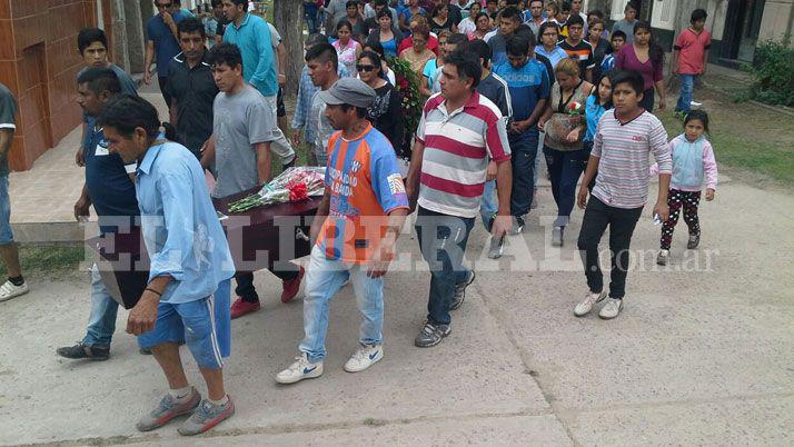 Gran dolor en el sepelio de la mujer que estaba embarazada