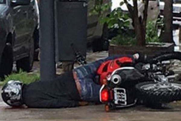 Un joven fue asesinado de un balazo mientras se trasladaba en moto