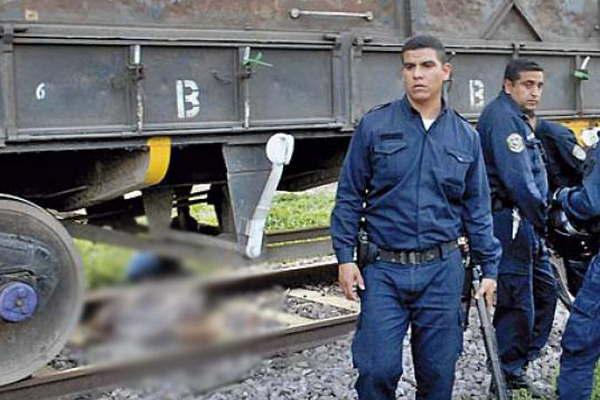 Encuentran a un hombre sin vida a centiacutemetros  de las viacuteas del ferrocarril