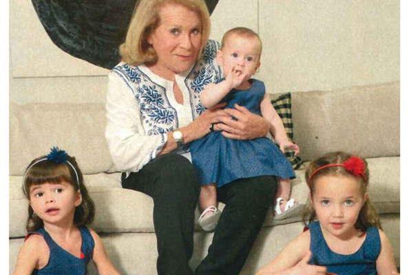 La periodista Moacutenica Cahen DrsquoAnvers presentoacute a sus tres bisnietas