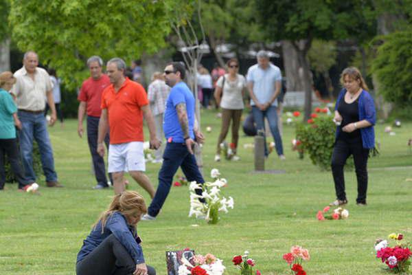 Miles de santiaguentildeos asistieron a los cementerios en el Diacutea de la Madre
