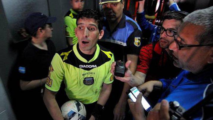 Aacuterbitro de la B fue amenazado de muerte en el vestuario