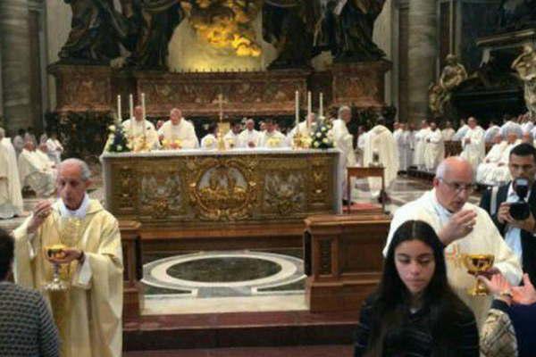 Santiaguentildeos participaron de la misa de accioacuten de gracias por la canonizacioacuten de Brochero en Roma