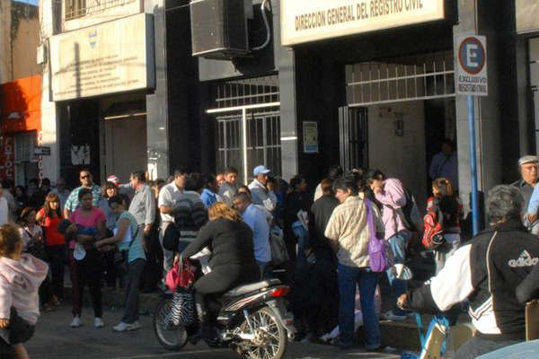 Advierten que desde noviembre  soacutelo se podraacute viajar con DNI digital