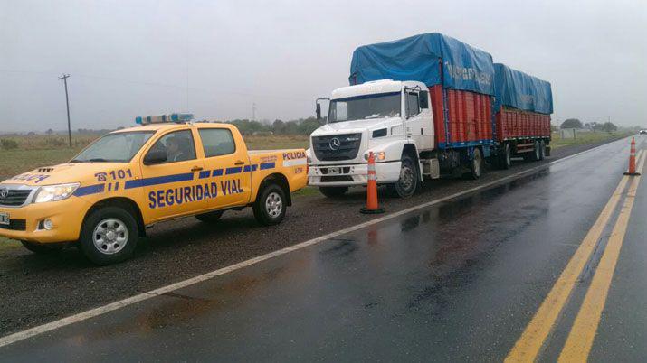 Ruta 9- secuestran 700 fardos de alfalfa