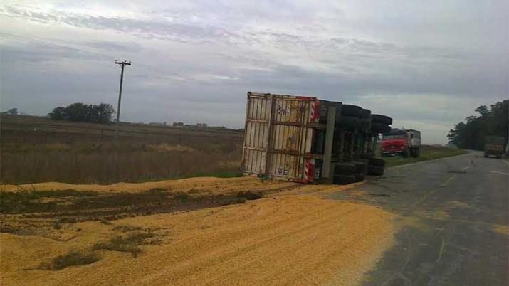 Camioacuten volcoacute su carga de maiacutez sobre Ruta 21