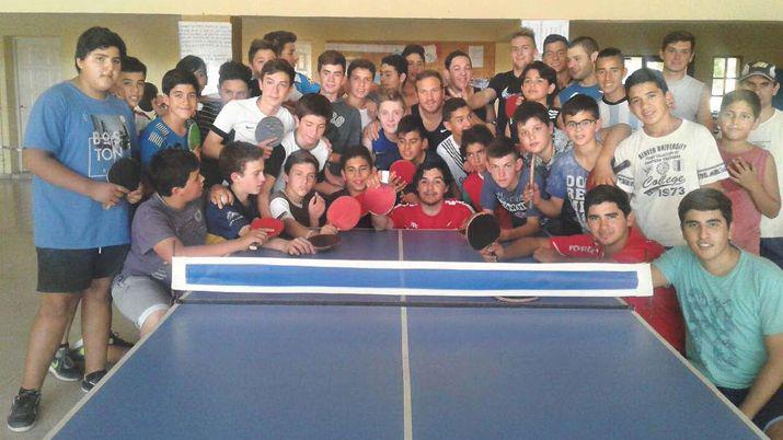 Los chicos disfrutaron del tenis de mesa en Selva