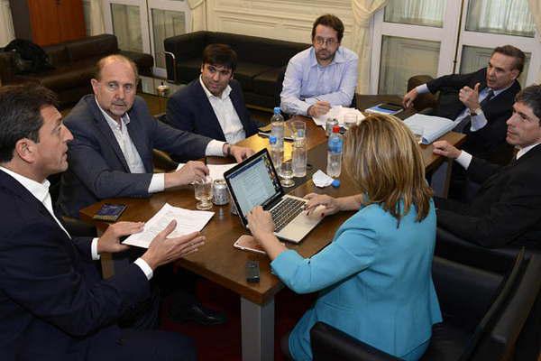 Massa negocia con Pichetto y Bossio una propuesta unificada de modificaciones al Presupuesto 2017