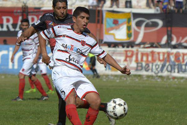 Comercio expone la punta ante Veacutelez y Guumlemes quiere estirar su racha