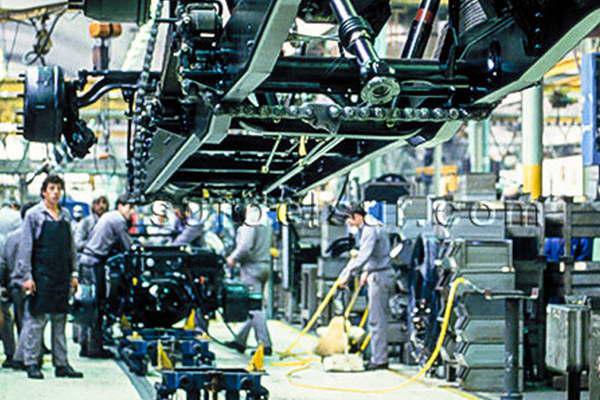 La actividad industrial sufrioacute una caiacuteda del 66-en-porciento- interanual en agosto informoacute la UIA