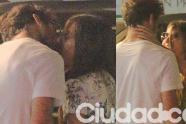 Pampita fue sorprendida a los besos con Juan Pico Moacutenaco
