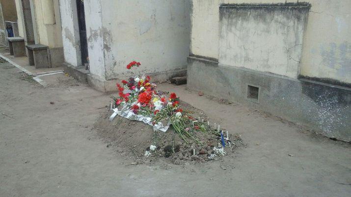 La precaria tumba del cura Viroche- un rincoacuten en el suelo sin laacutepida