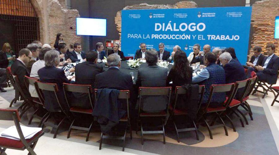 Comenzoacute la reunioacuten del Gobierno con la CGT y empresarios