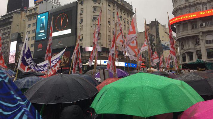 En un mieacutercoles negro miles de personas se convocaron en el Obelisco