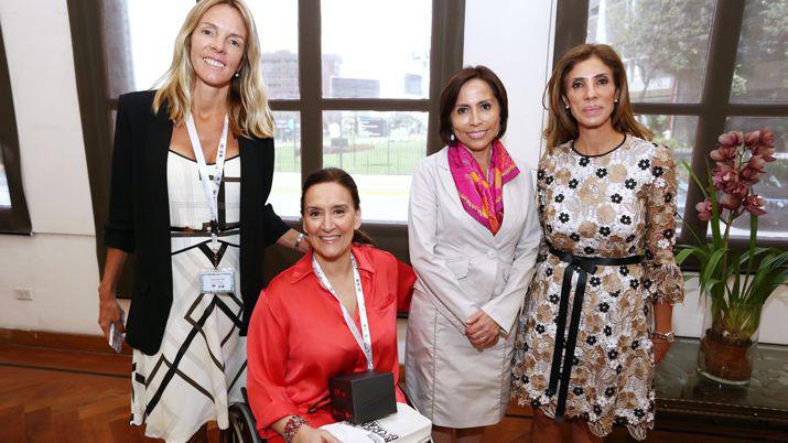 Claudia de Zamora participoacute de una reunioacuten en Quito