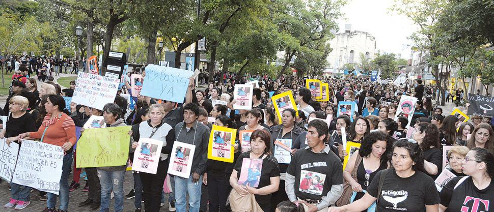 Una multitud volvioacute a gritar Vivas nos queremos en la marcha Ni una menos en la plaza Libertad