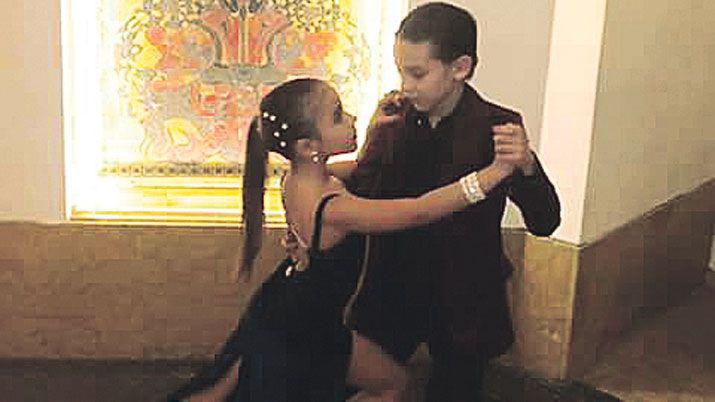 Dos nintildeos de Santiago estaacuten emocionados por bailar tangos y milongas para Tinelli