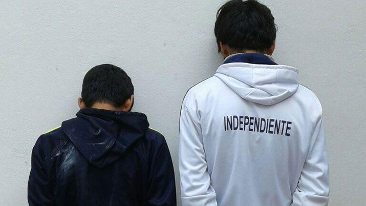 Detienen a dos joacutevenes y les secuestran droga entre otras cosas