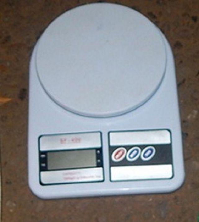 Detienen a dos joacutevenes y les secuestran droga entre otras cosas