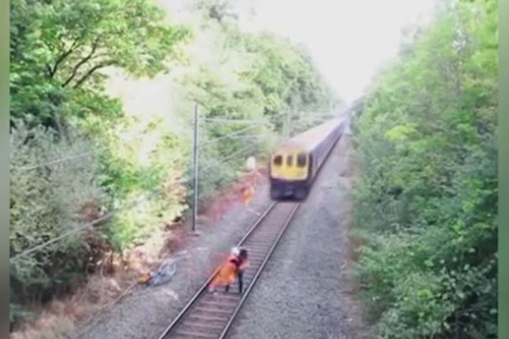 Video- un ciclista se salva por segundos de ser aplastado por un tren